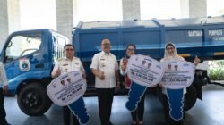 Suhardi Duka Serahkan Truk Sampah untuk Tiga Kabupaten