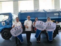 Suhardi Duka Serahkan Truk Sampah untuk Tiga Kabupaten
